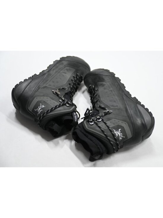 Arc\'teryx Bora GORE-TEX Hiking Boots in Black main image 2
